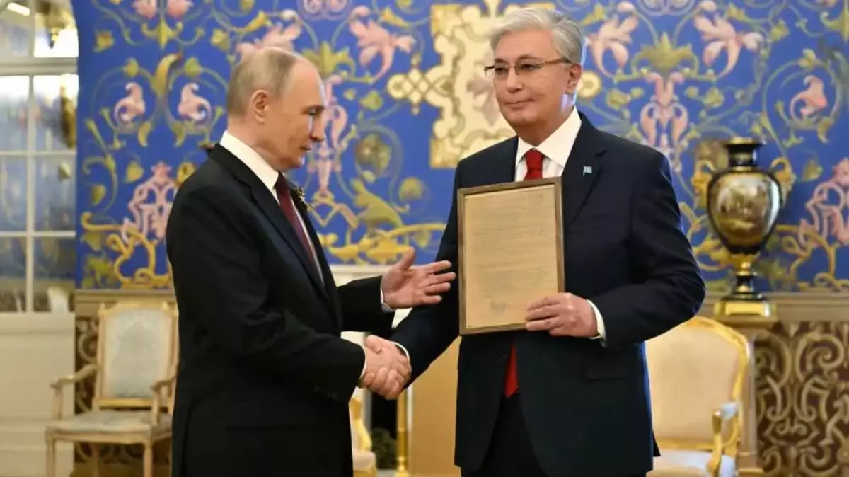 Путин Тоқаевқа әкесі Кемел Тоқаевты марапаттау қағазын табыс етті