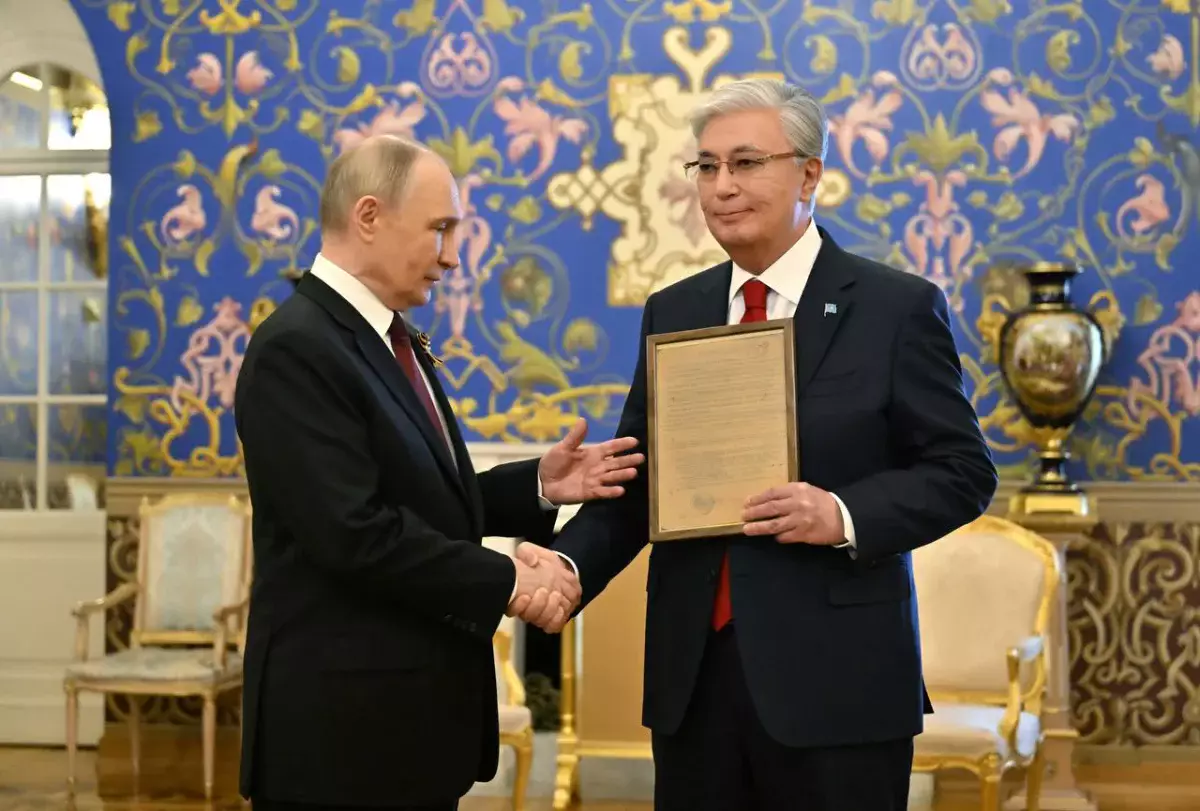 Владимир Путин передал Касым-Жомарту Токаеву наградной лист гвардии сержанта Кемеля Токаева