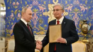Путин Тоқаевқа әкесі Кемел Тоқаевты марапаттау парағын табыстады