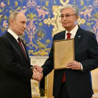 Владимир Путин вручил Касым-Жомарту Токаеву наградной лист на Героя Советского Союза для его отца