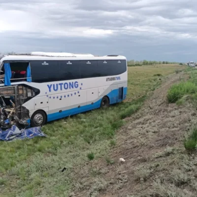 В Актобе столкнулись грузовик и автобус, погиб водитель