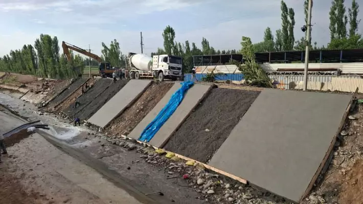В Андижанской области восстановили берега прорванного Южно-Ферганского канала