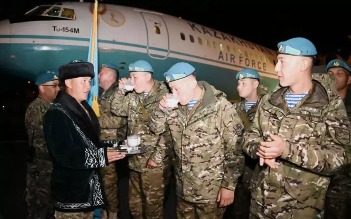 Әскери парадқа қатысқан жауынгерлер Мәскеуден оралды (ФОТО)