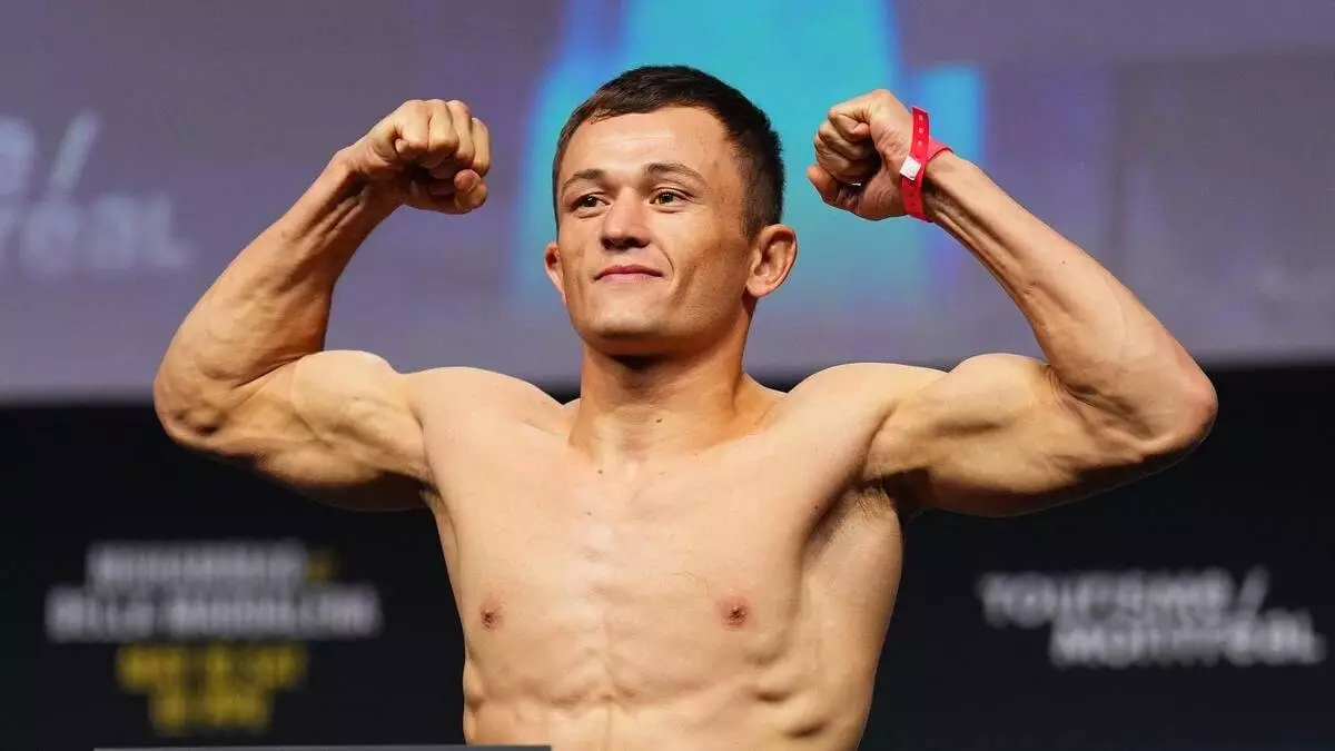 Бекзат Алмахан историческим нокаутом добыл первую победу в UFC (Видео)