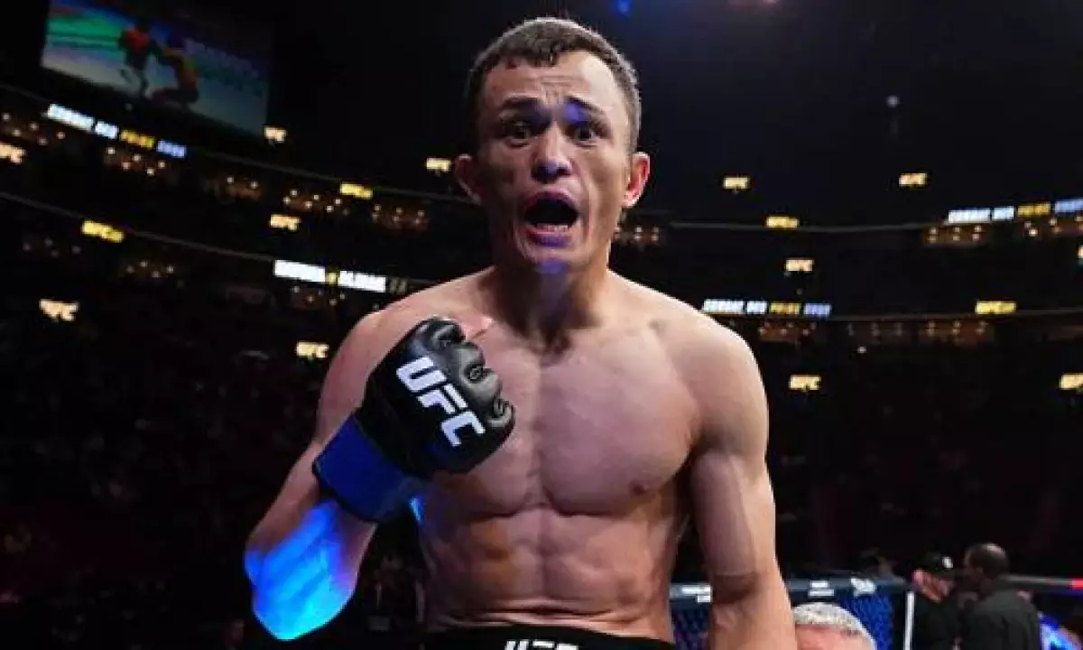 Бекзат Алмахан одержал историческую победу в UFC