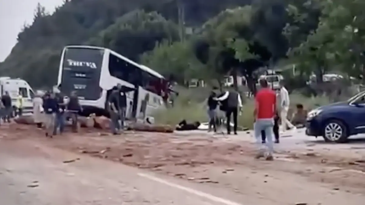 Автобус апатқа ұшырап, 8 адам қаза тапты - 20 адам ауыр жағдайда