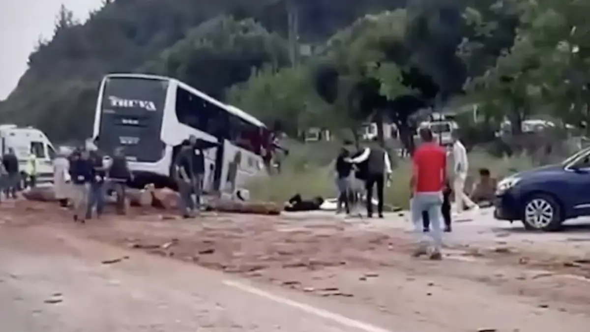 Автобус апатқа ұшырап, 8 адам қаза тапты - 20 адам ауыр жағдайда