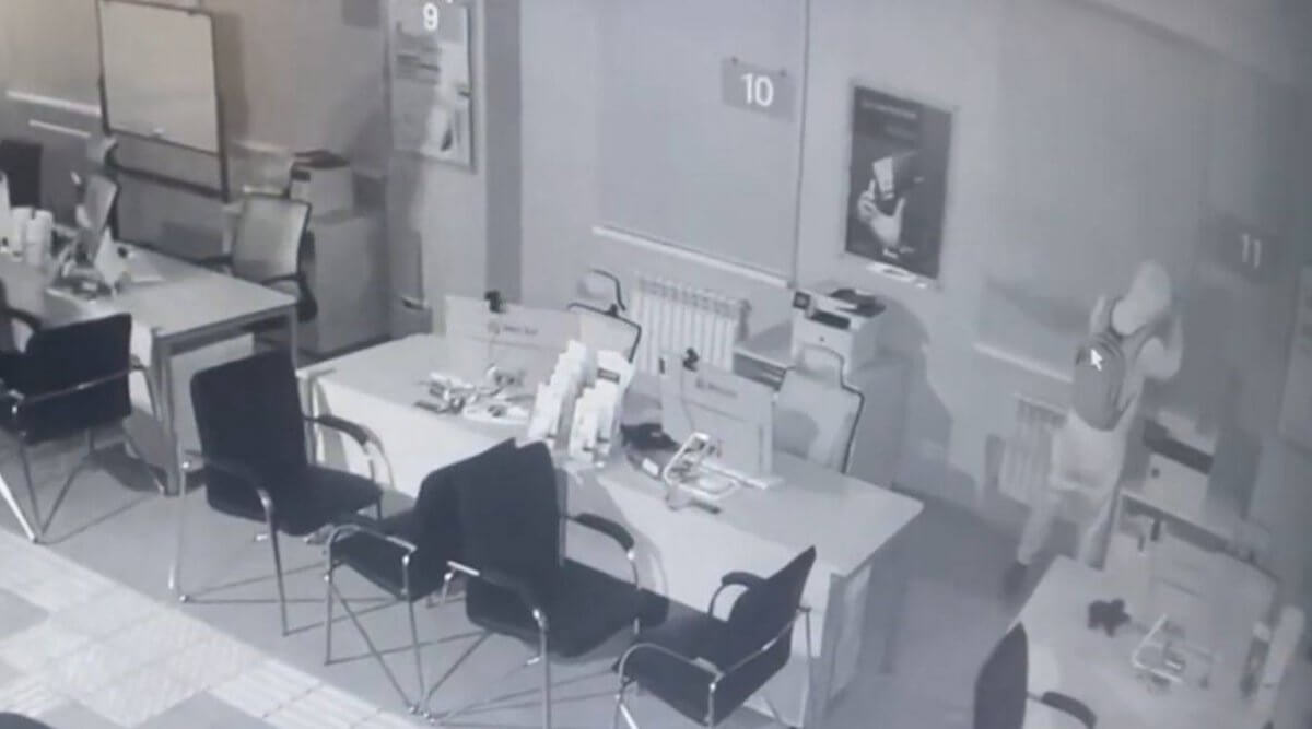Алматыда ер адам түнделетіп банк бөлімшесін тонамақ болған