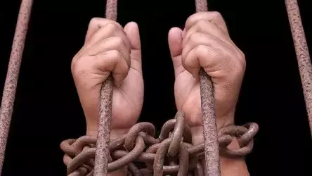 Аяусыз ұрып-соғып, қи қосылған тамақ берген: Қарағандыда патронаттық отбасы 6 баланы құл қылған