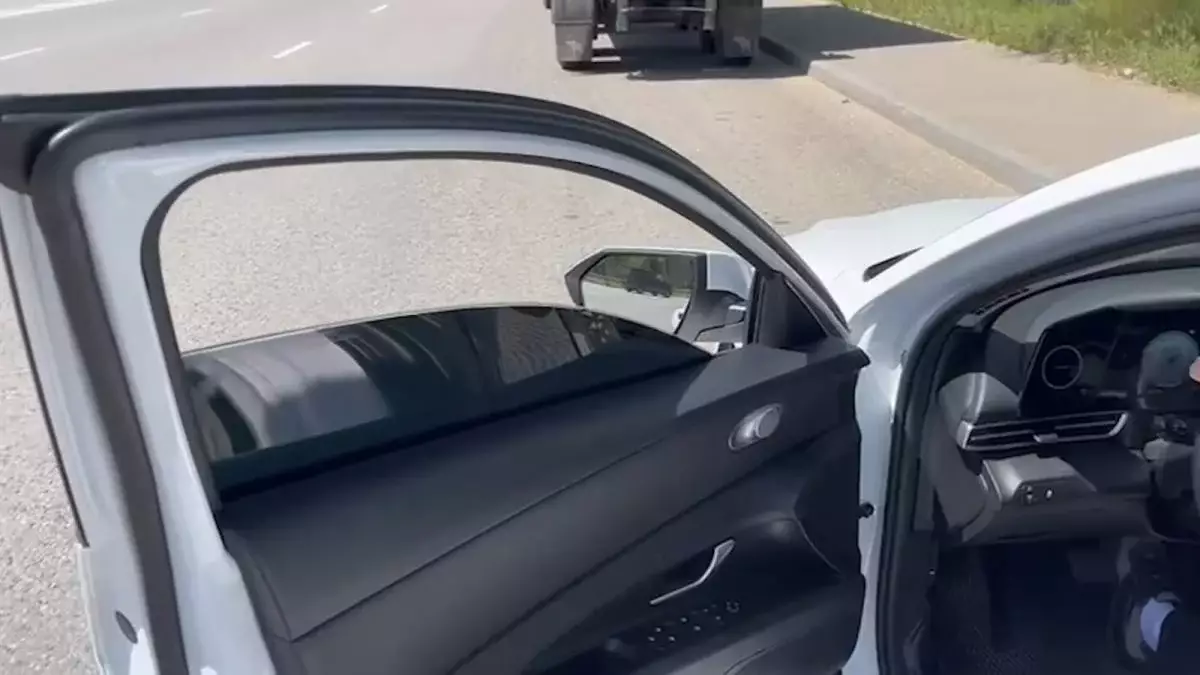 Алматинец «удивил» полицейских необычной тонировкой авто