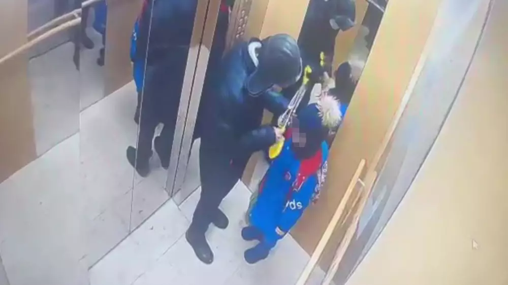 Набросился с ножом на ребенка в лифте: суд Астаны рассмотрел дело подростка