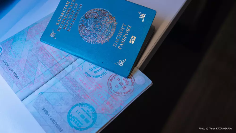 У казахстанцев хотят изымать паспорта: для чего это нужно