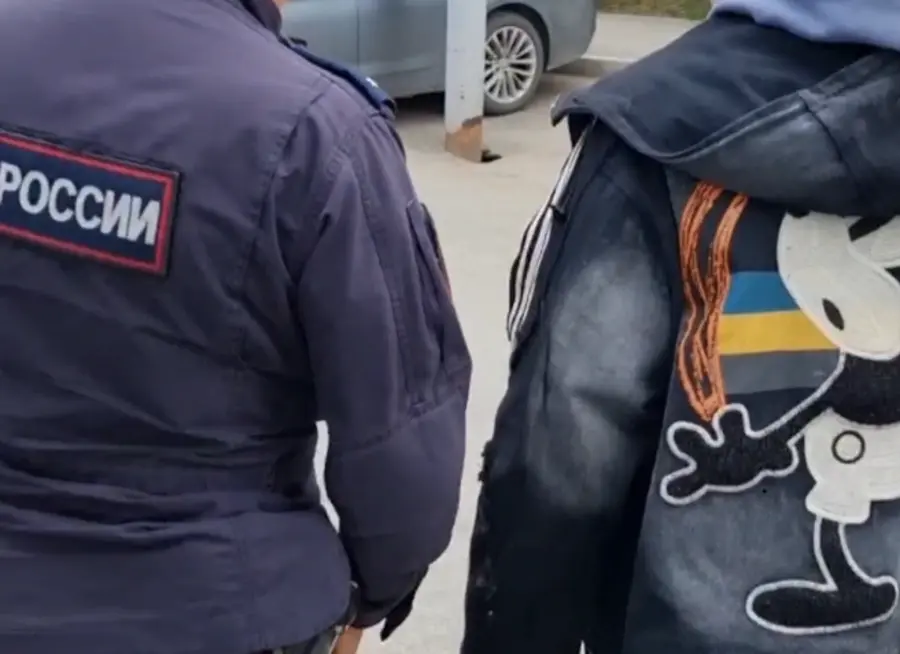 "Украинаға жұмыс істейді". Ресейде әйел курткасы үшін "экстремизм" күдігімен ұсталды