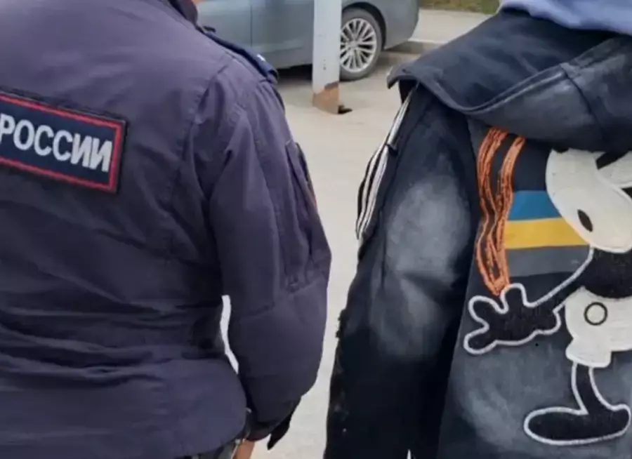 "Украинаға жұмыс істейді". Ресейде әйел курткасы үшін "экстремизм" күдігімен ұсталды
