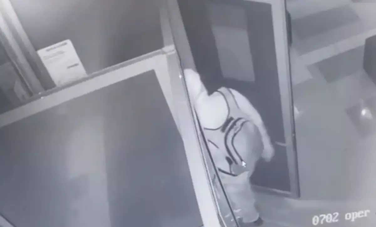 Алматыда түнгі уақытта мопедімен банк тонамақ болған ер адам ұсталды (ВИДЕО)