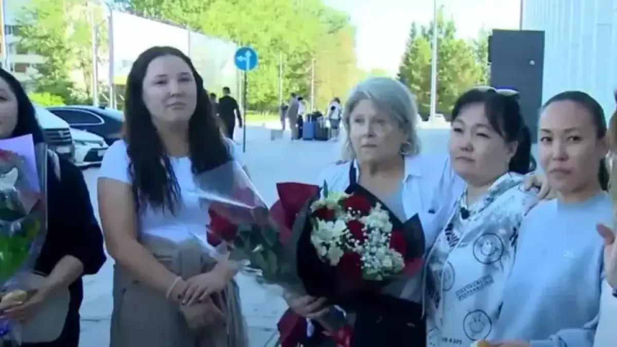Америкалықтар 20 жыл бұрын асырап алған бес қазақ қызы елге оралды
