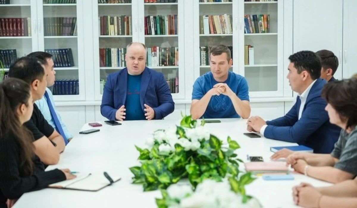 Максим Рожин «Сөйле» клубының мүшелеріне қазақ тілін тез үйреніп алудың жолын көрсетті