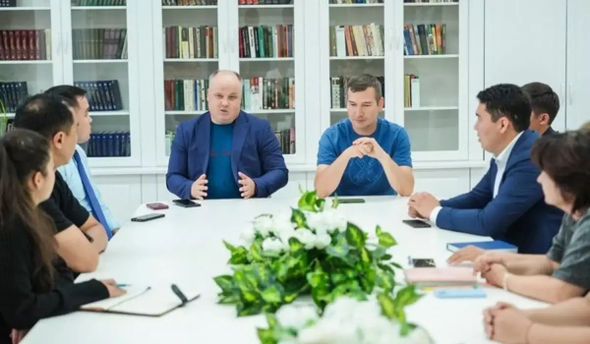 Максим Рожин «Сөйле» клубының мүшелеріне қазақ тілін тез үйреніп алудың жолын көрсетті