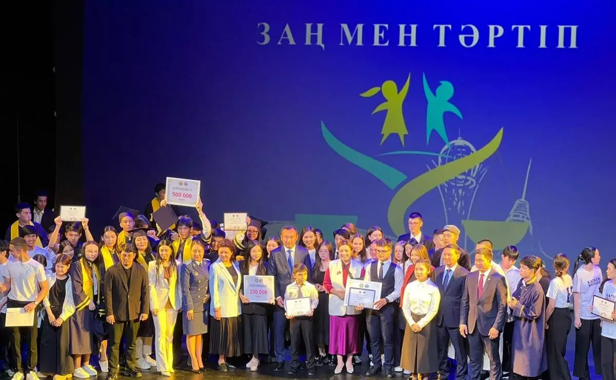 «Заң және тәртіп»: Астанада оқушыларға құқықтық білім сахна қойылымы арқылы түсіндірілді