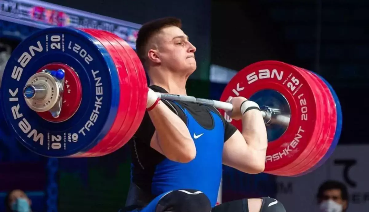 Штангист Артем Антропов стал серебряным призером чемпионата Азии