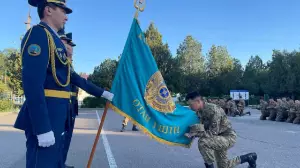 Алматы гарнизонында сарбаздар Жауынгерлік тумен қоштасты