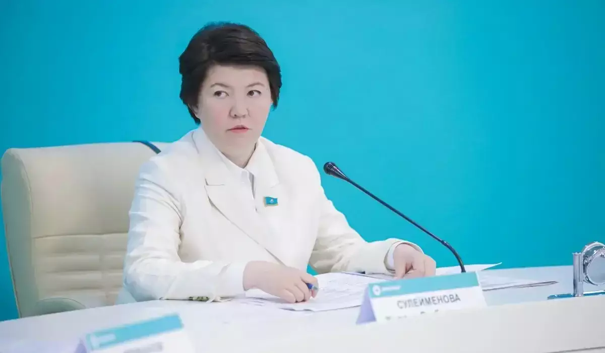 Депутат Сүлейменова суға хлор қосып, еден жуатын әйелдер үшін үкіметтен өтемақы талап етті (ВИДЕО)