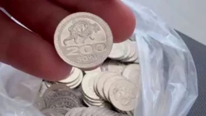 В Навоийской области пенсионеру выдали часть пенсии монетами