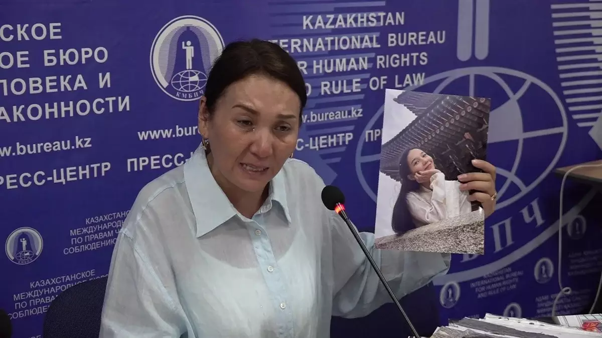 «Саусақтарын сындырып, қылқындырған» - Алматыда көпқабатты үйден құлап мерт болған қыздың анасы шындықты жайып салды (ВИДЕО)