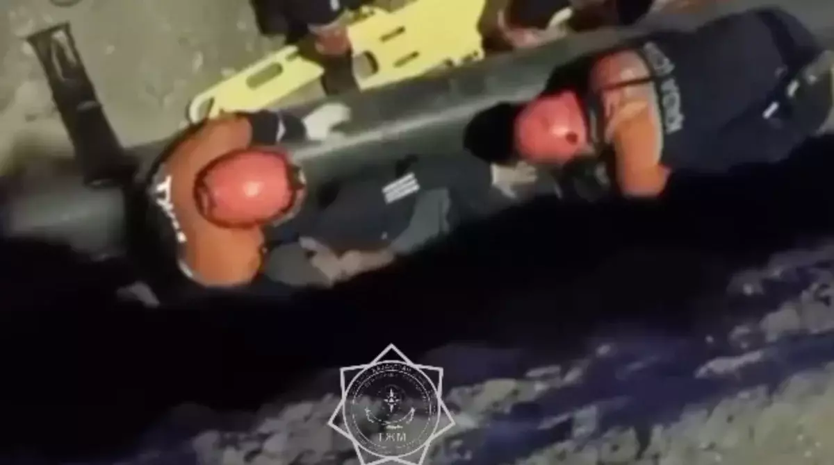 Алматыда су құбырын жөндеп жүрген ер адам үш метр тереңдікке құлап кетті (ВИДЕО)