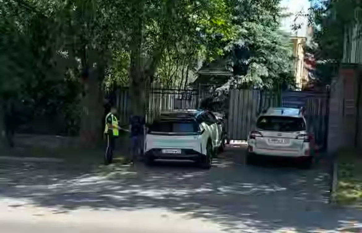 В Алматы перекрыли улицы возле резиденции Назарбаевых и Кенсайского кладбища: что происходит