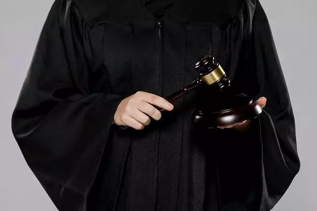 “Әйелін сотқа берді”: Ер адам әйелінің қызметі көтерілгеннен кейін менсінбей кеткенін айтты