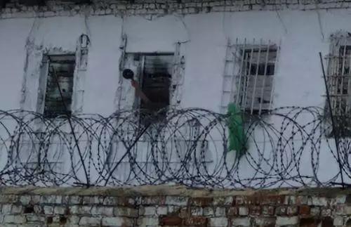Түрмеде аузын тігіп, тамырын кескен адамның асқазанынан ине шықты