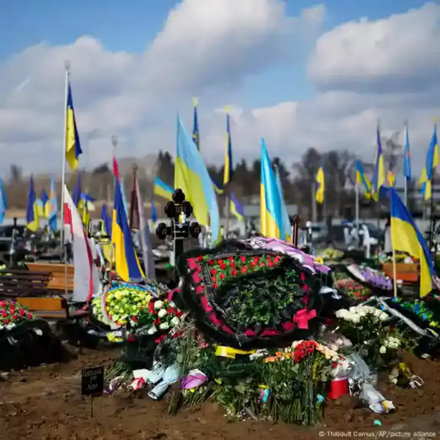 Украина қаза тапқан 909 сарбазының мәйітін елге қайтарды
