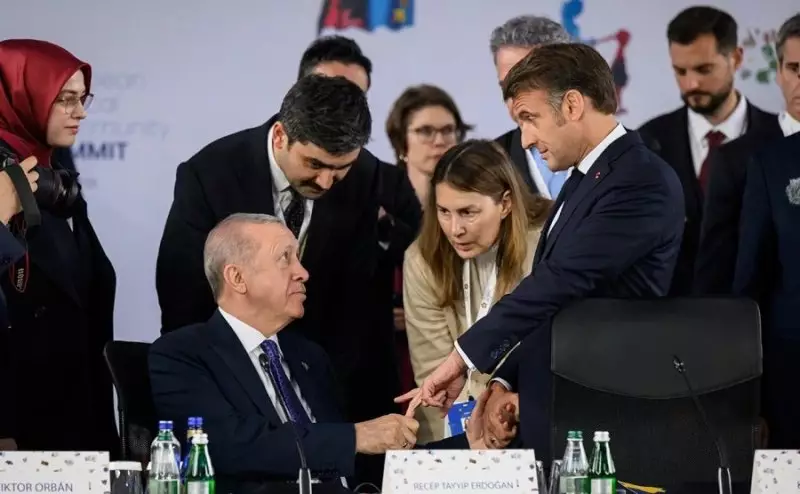 Эрдоган схватил Макрона на саммите Европейского сообщества: момент обсуждают в сети