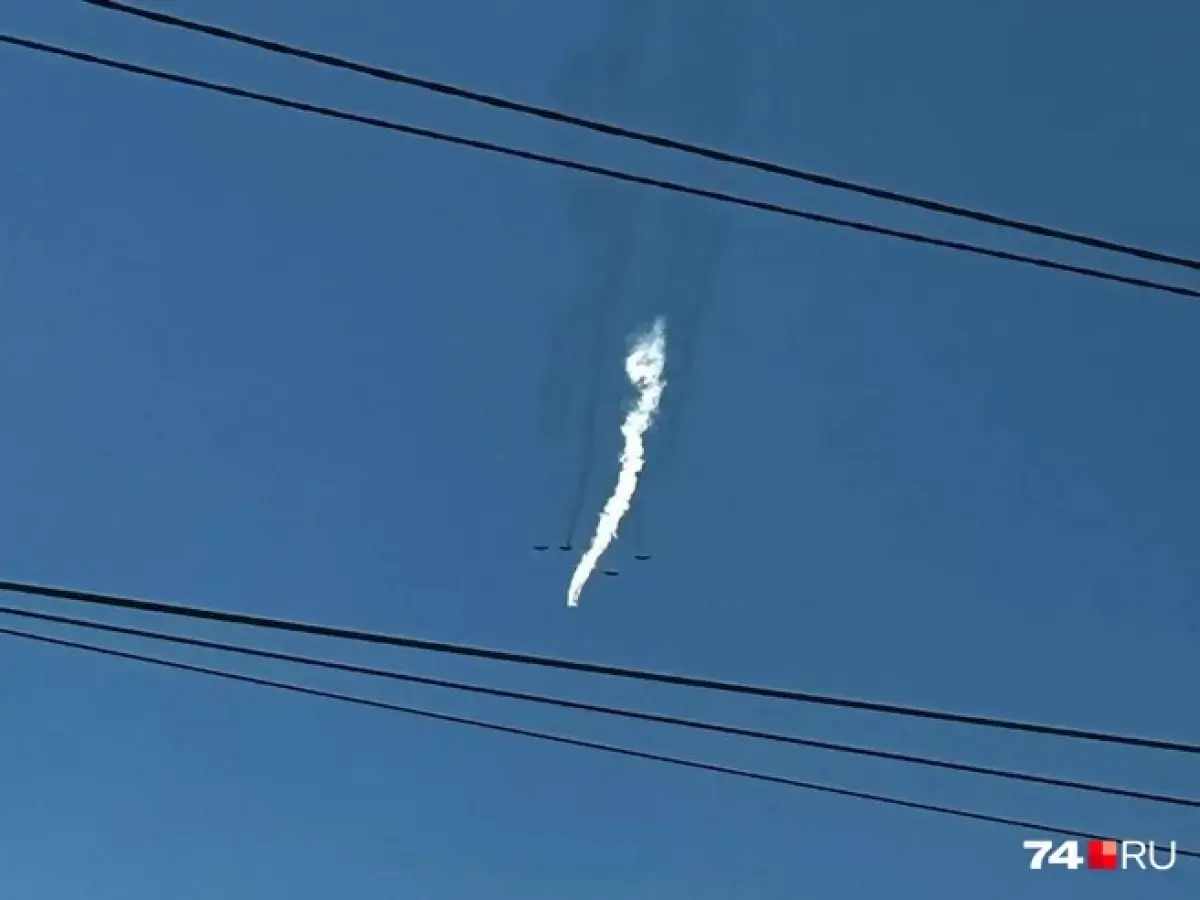 Топливный бак отвалился у самолета в небе над Россией