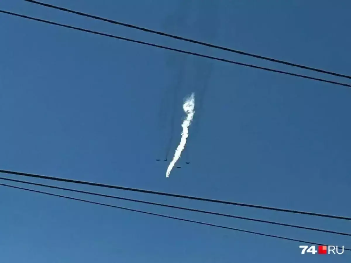 Топливный бак отвалился у самолета в небе над Россией