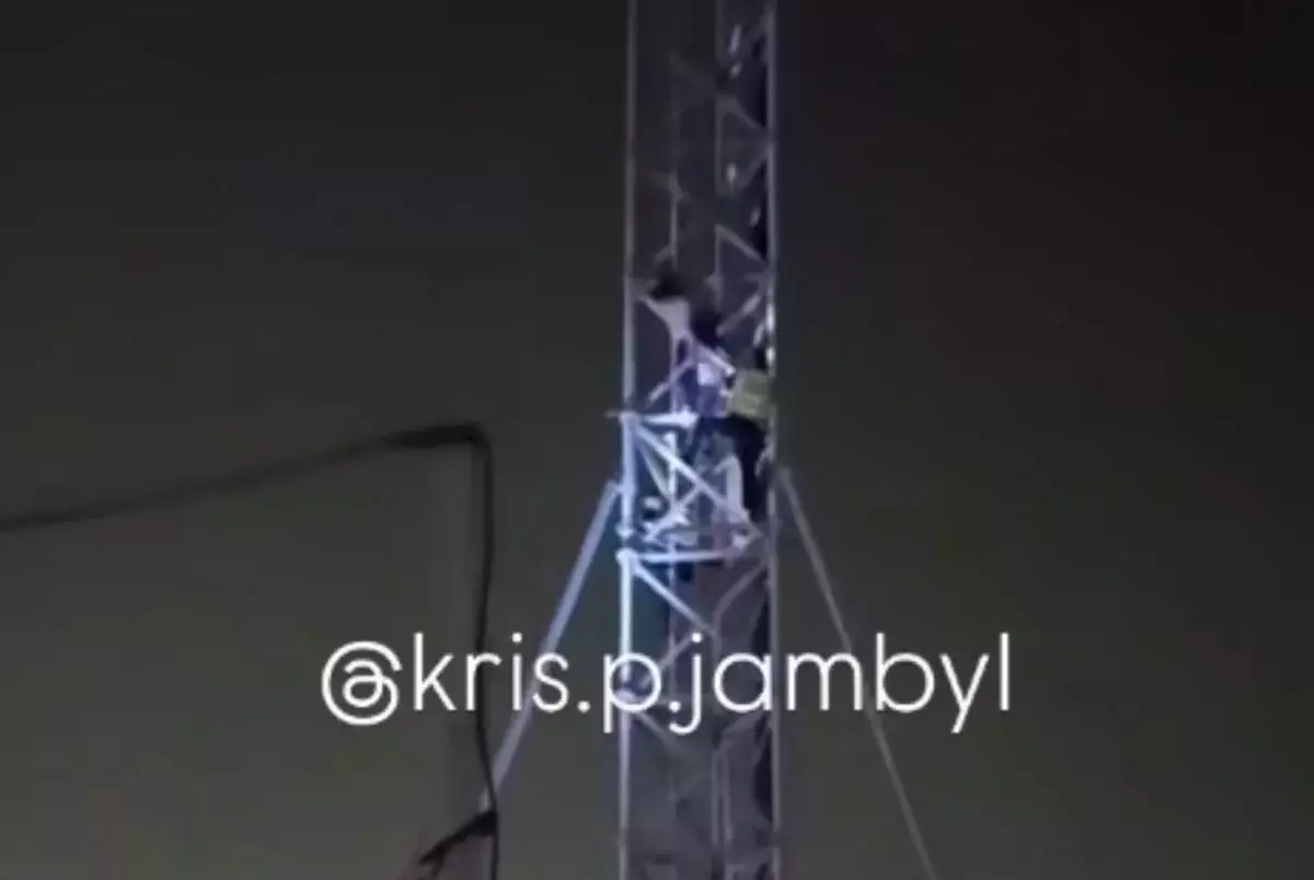 Мужчина залез на вышку сотовой связи в Таразе (ВИДЕО)