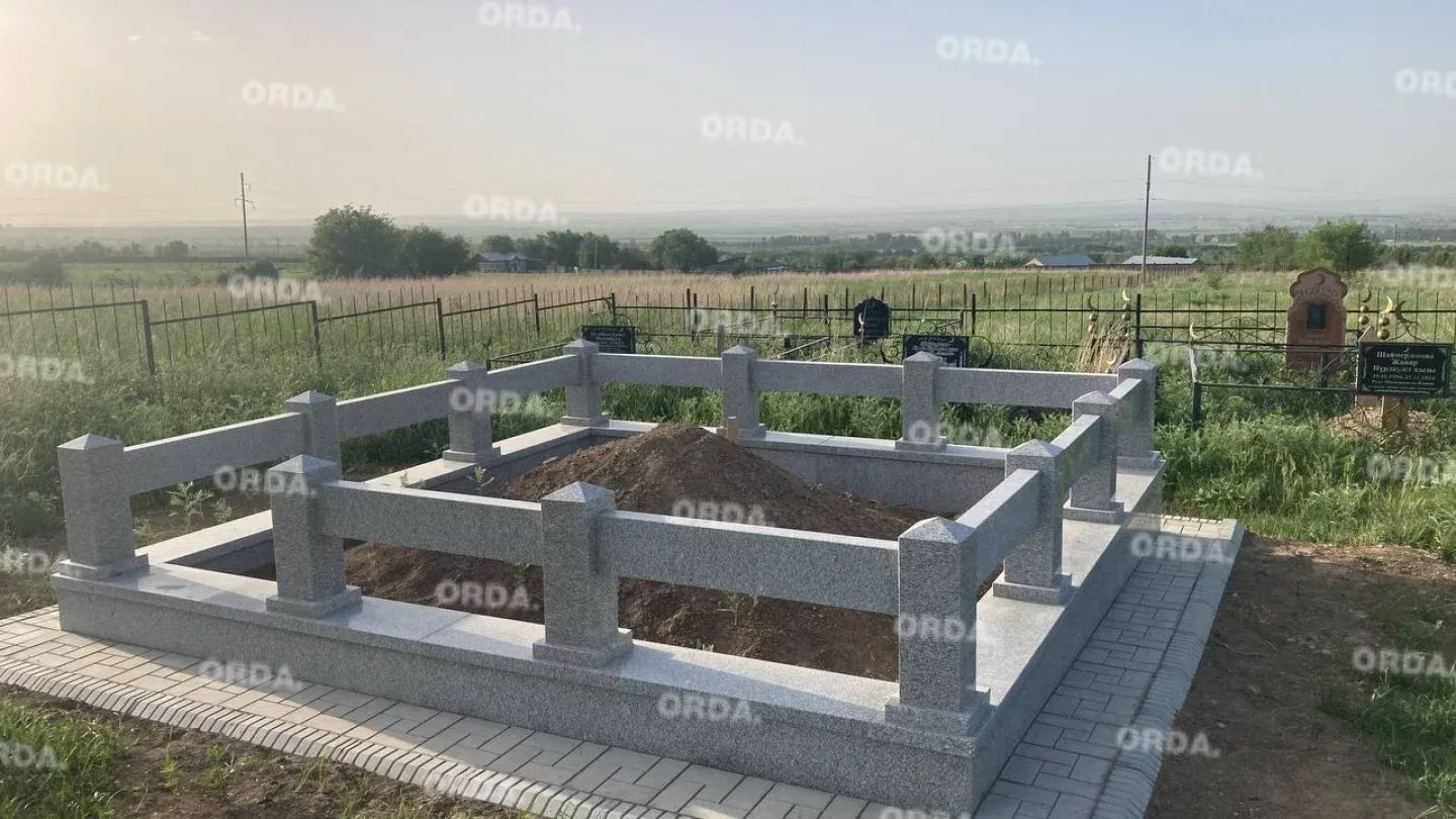 “Жұмбақ қабір”: Назарбаевтар әулетінің зиратында жаңа қабір пайда болды
