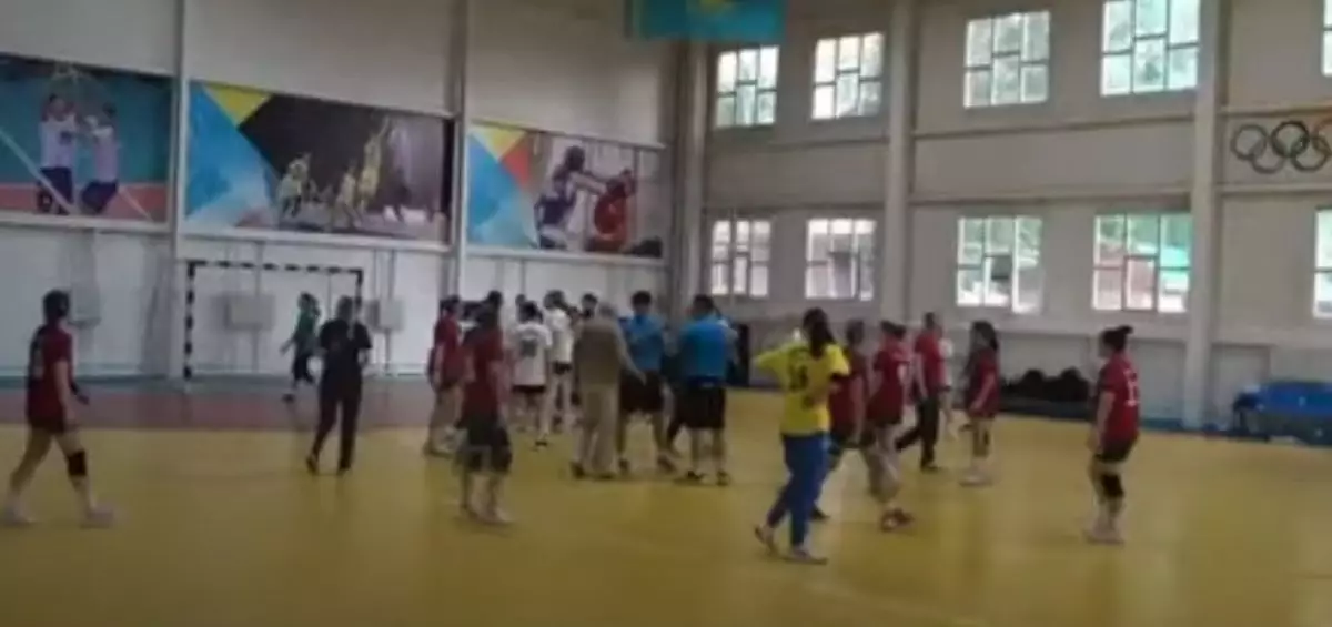 Қазақстан чемпионатында гандболшы қыздар төбелесті