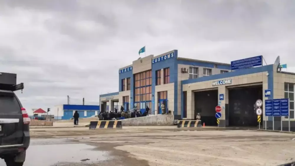 Автомобильные пропуски между Казахстаном и Узбекистаном останутся закрытыми до осени