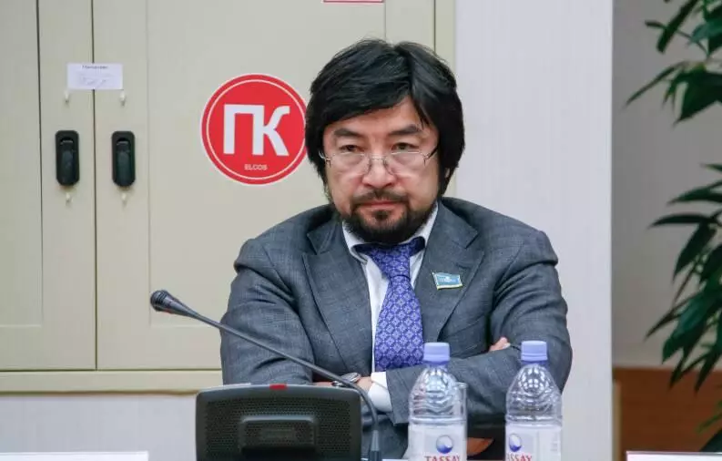 Бекболат Тілеухан тойда ән айтып 15 жылқы, 1 түйе және 1 көлік мінді