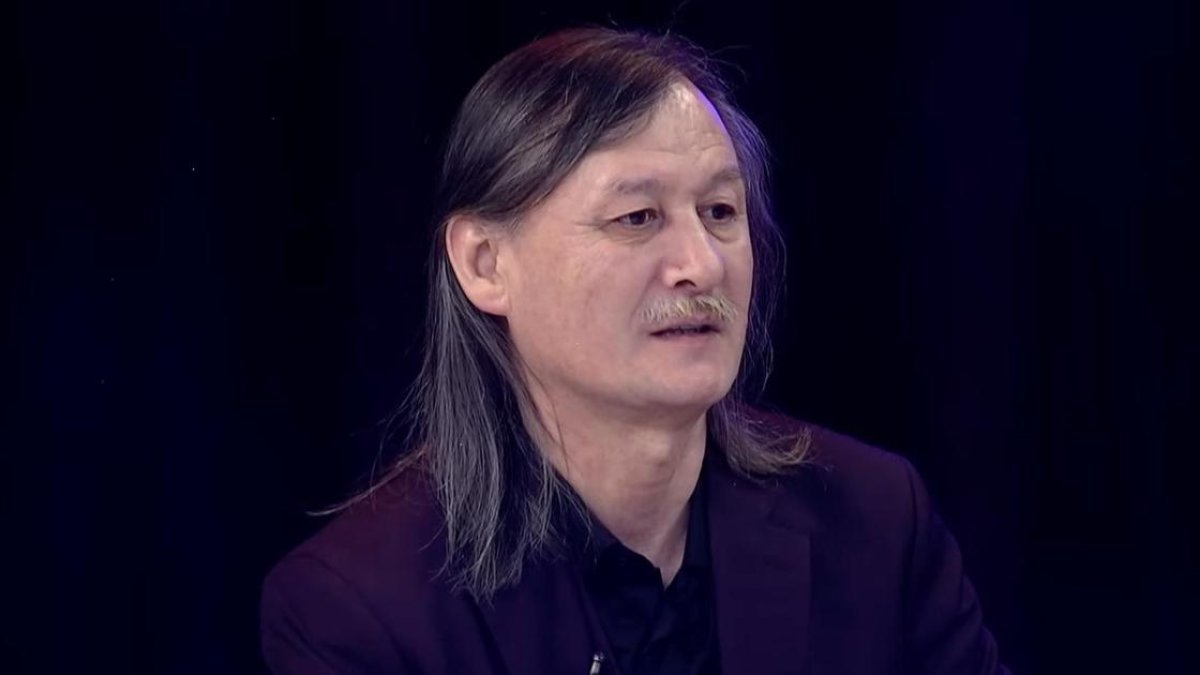 «Анама көріпкел айтқан»: Ұлықпан Жолдасов ұзын шашына қатысты құпияны ашты (ВИДЕО)