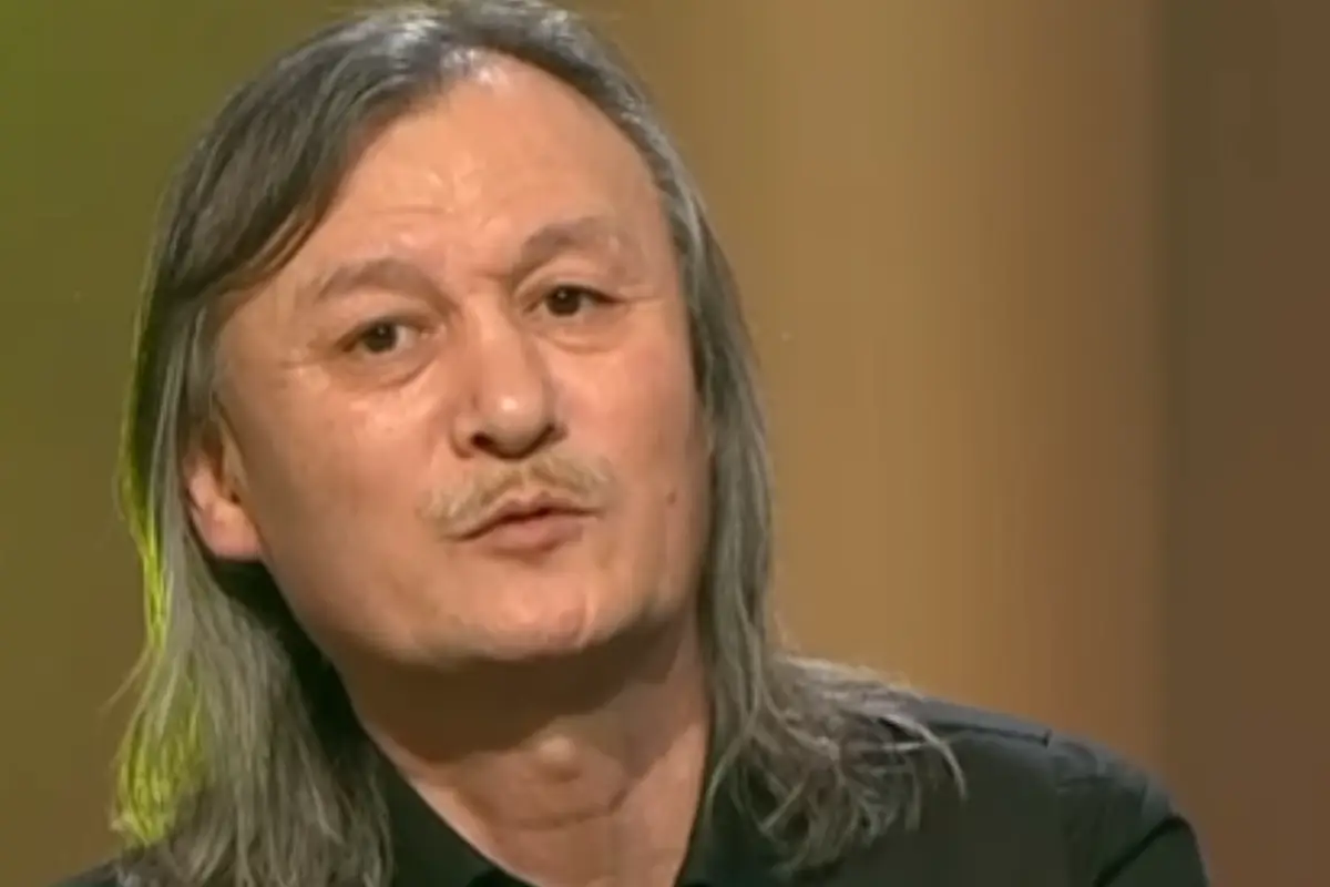 «Ақша беруге мәжбүр болдым»: Ұлықпан Жолдасов неліктен шашын қысқартпайтынын түсіндірді