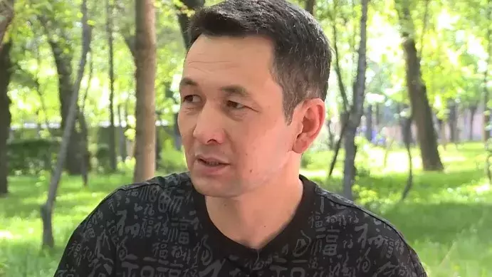 Әйелі Қазақстанда, баласы Өзбекстанда, өзі Қырғызстанда: Ер адам өмірден қиналып кеткенін айтып, құқық қорғаушылардан көмек сұрады (ВИДЕО)