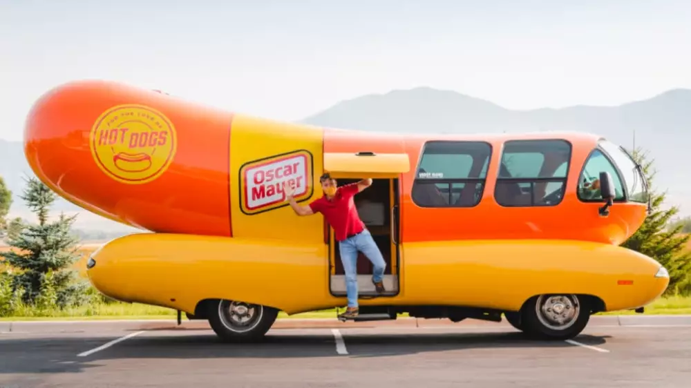 Хот-доги на старте: Wienermobile устроят первую гонку на трассе Indy 500