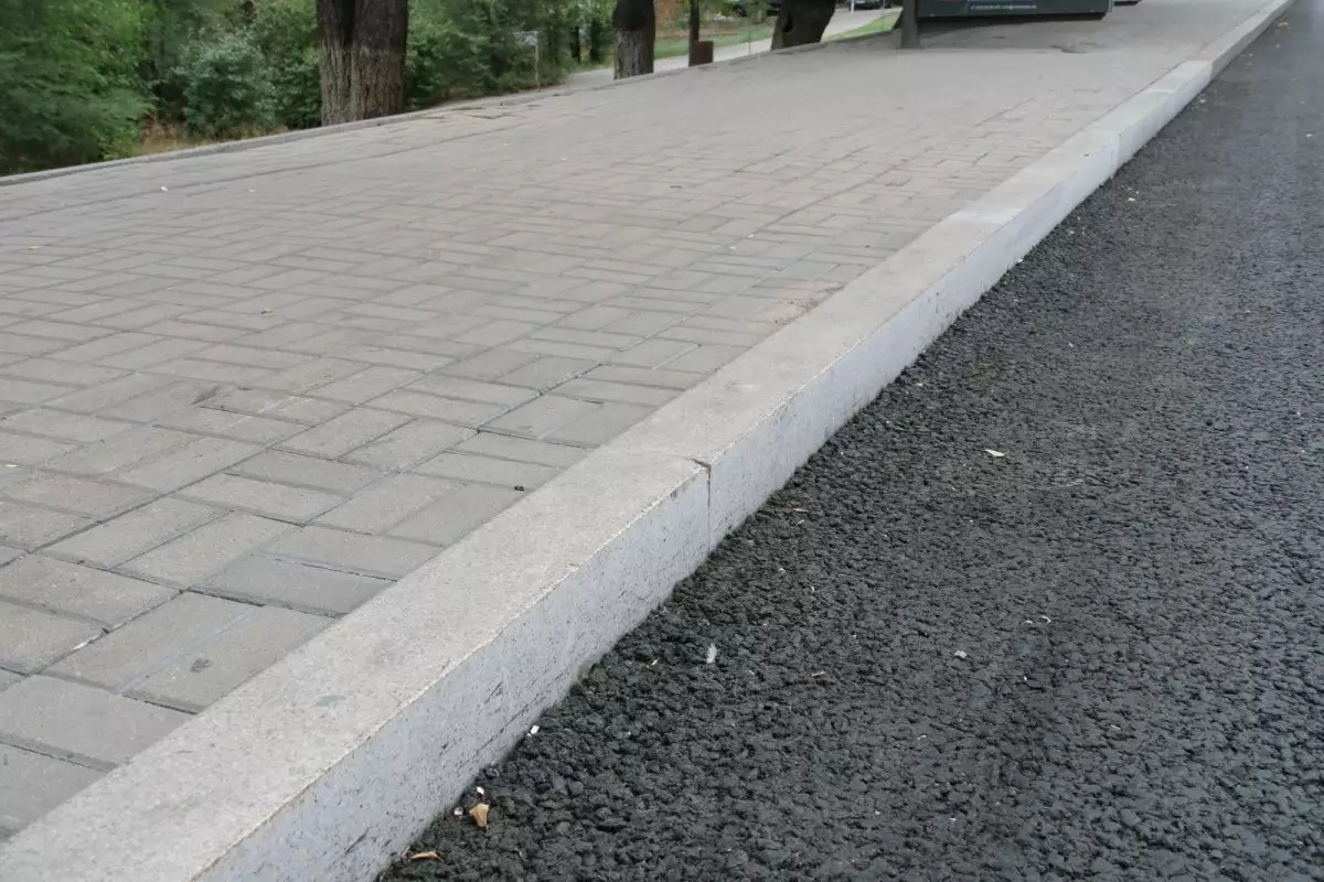 Алматыда BRT желілерін салу кезінде қайта пайдалануға жатпайтын бүлінген жиектер ғана ауыстырылады (ВИДЕО)