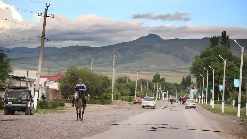 Көлік жаяулар өткелінде екі қызды қағып кетті (Видео)