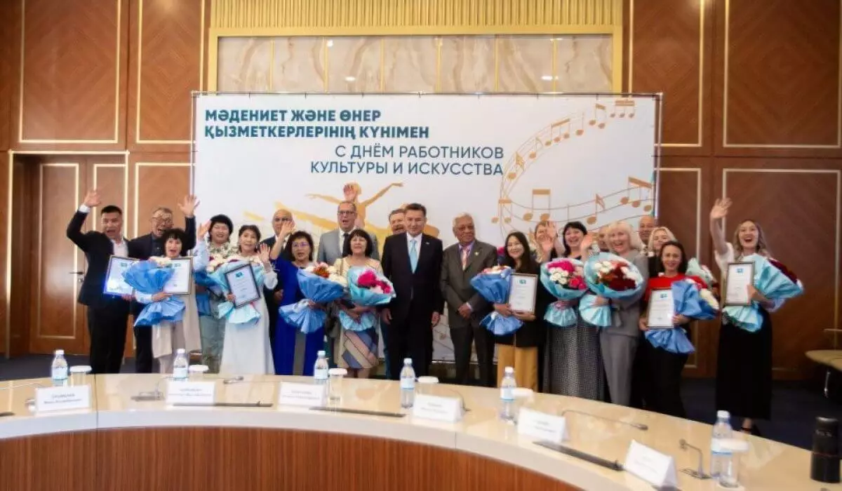 ШҚО әкімі Мәдениет және өнер қызметкерлерін марапаттады
