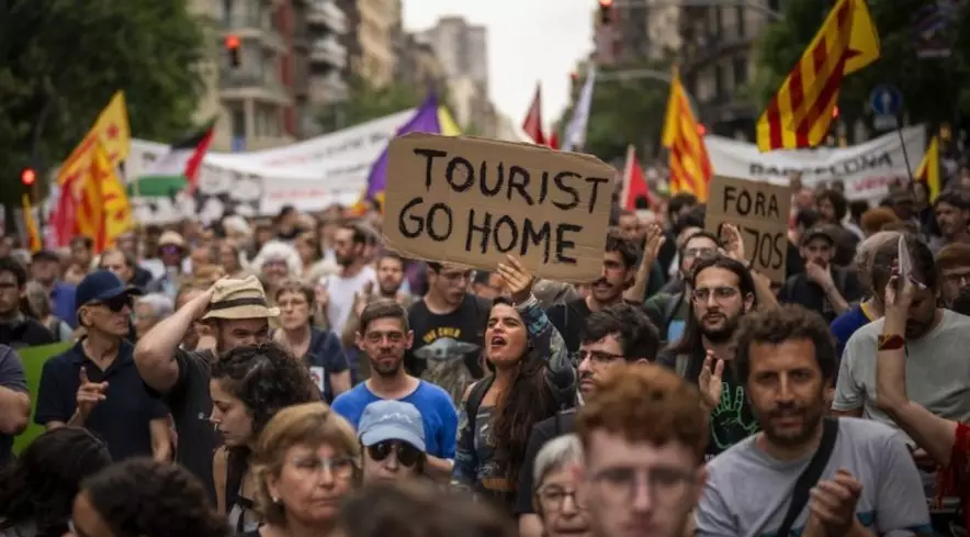 Скандалы в туристической индустрии: от протестов в Европе до инцидентов в Турции и Египте