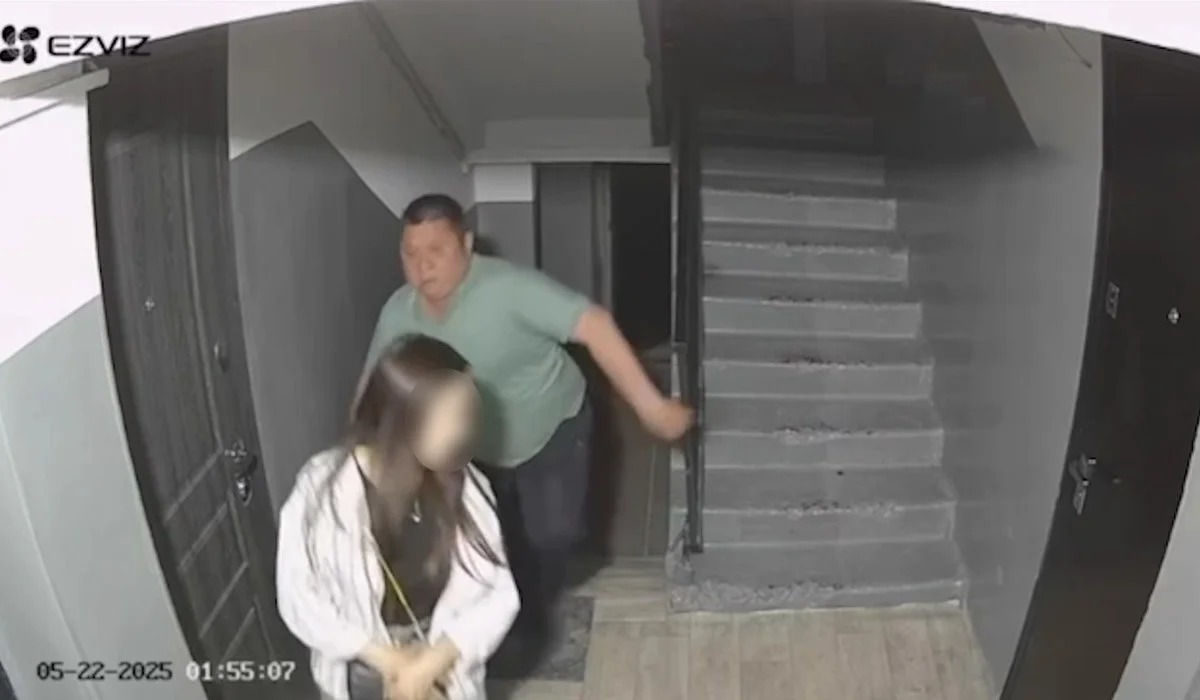 Сәтбаевта белгісіз ер адам әйелге тап берген: қорқынышты оқиғаның видеосы тарады